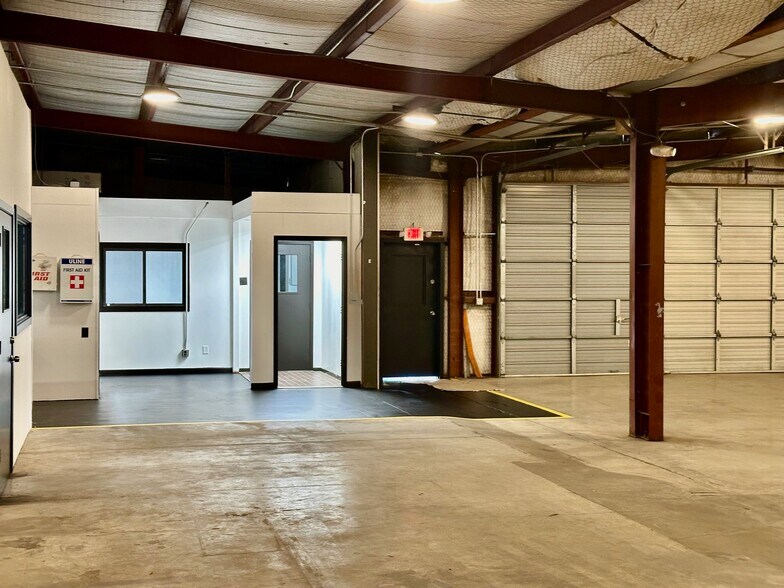 More Photos Of 210 Gravel St, Seguin Warehouse For Lease