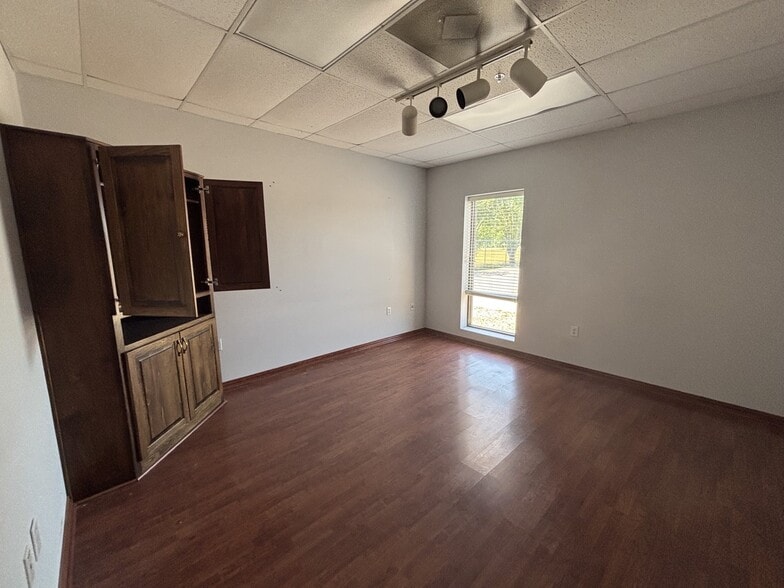 More Photos Of 100 Industrial Rd, Red Springs Manufacturing For Lease