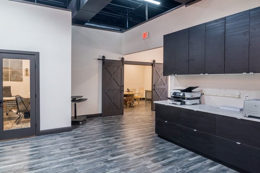 More Photos Of 1346 Motor Cir, Dallas Office For Sale