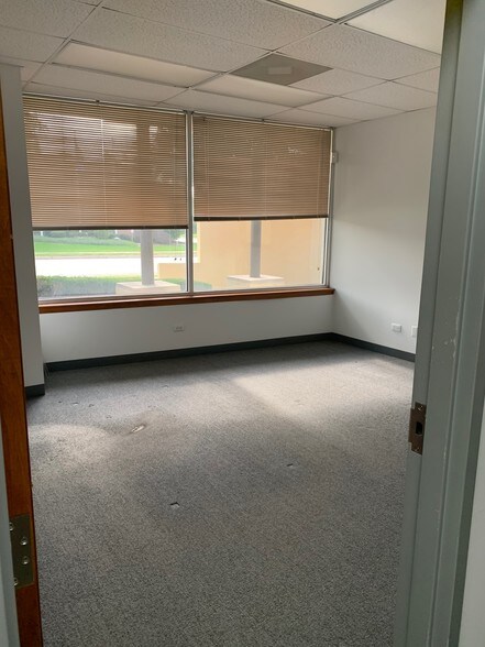 More Photos Of 1472 St Paul Ave, Gurnee Warehouse For Lease