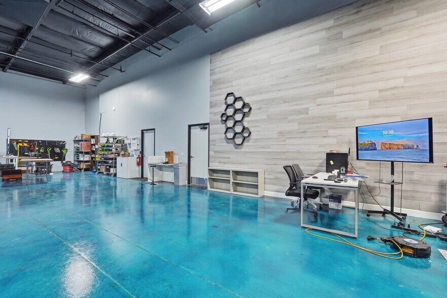 More Photos Of 3401 E Harbour Dr, Phoenix Light Manufacturing For Lease