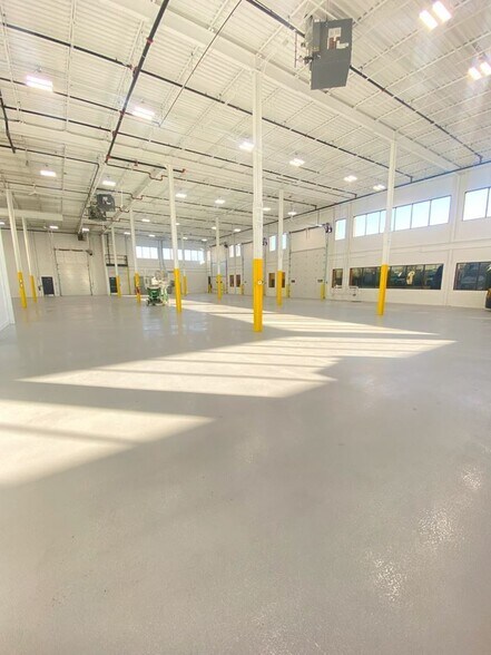 More Photos Of 621 Busse Rd, Bensenville Warehouse For Lease