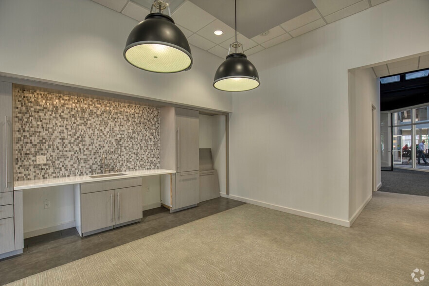 More Photos Of 501 E Kennedy Blvd, Tampa Office For Lease