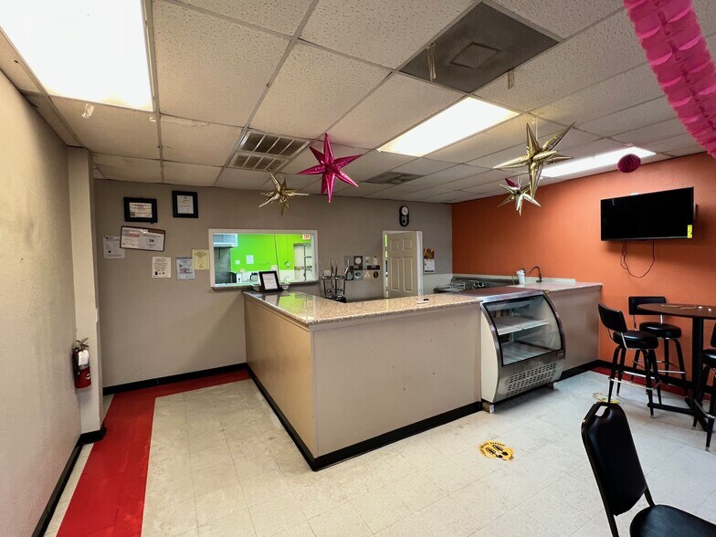 More Photos Of 8514 C E King Pky, Houston Unknown For Lease