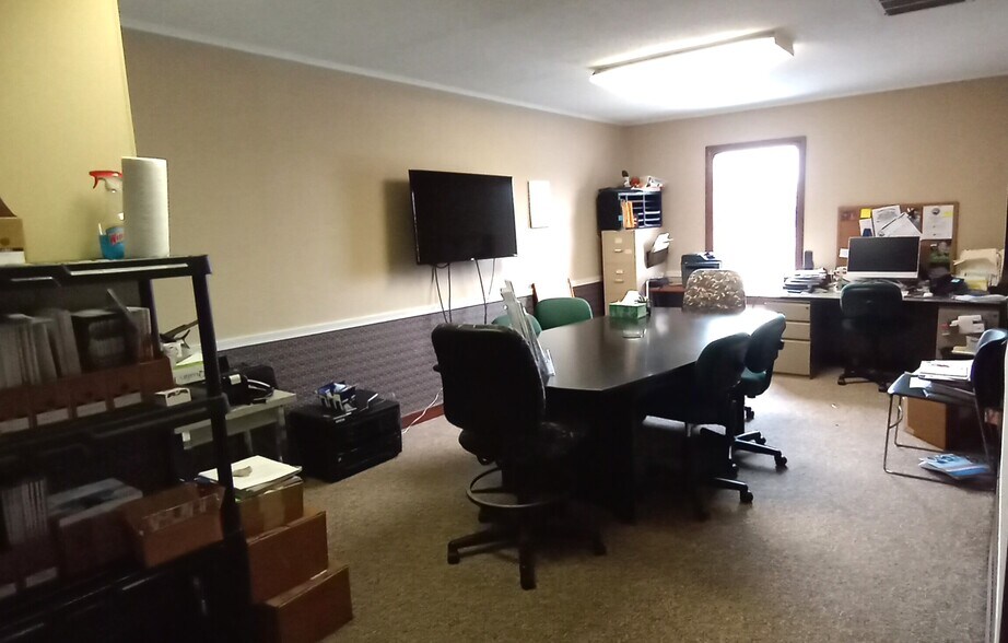 More Photos Of 1919 W Royale Dr, Muncie General Retail For Lease