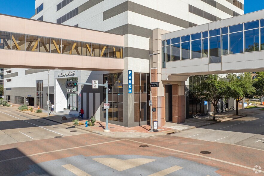 More Photos Of 1315 St Joseph Pky, Houston Office For Sale