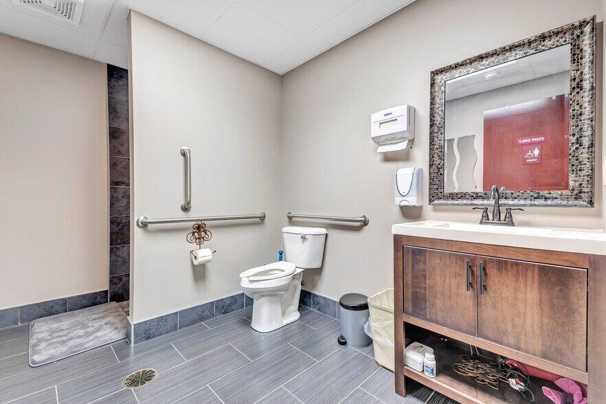 More Photos Of 2411 Holmgren Way, Green Bay Healthcare For Lease