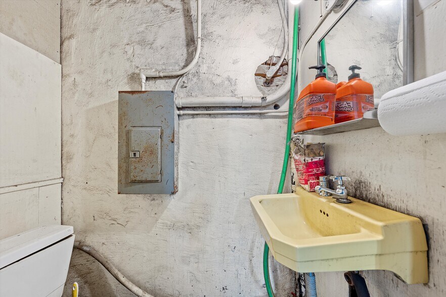 More Photos Of 201 W Oak St, West Service Station For Sale