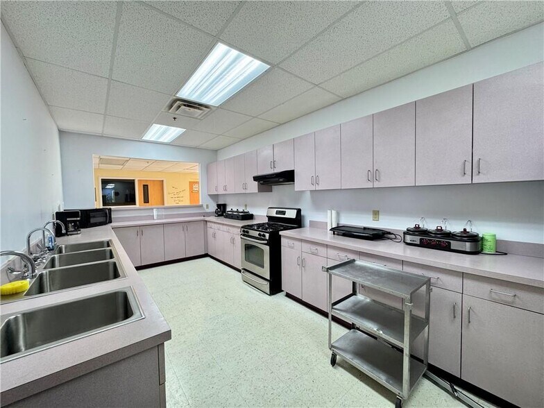 More Photos Of 8701 Sni-A-Bar Rd, Kansas City Religious Facility For Sale