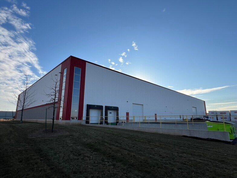 More Photos Of 2801 W Evergreen Dr, Appleton Warehouse For Lease