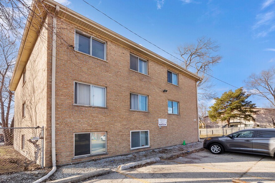 More Photos Of 8813 Dee Rd, Des Plaines Apartments For Sale