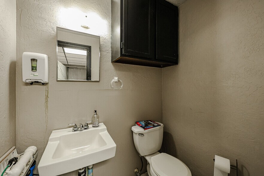 More Photos Of 236 S Alma School Rd, Mesa Showroom For Sale