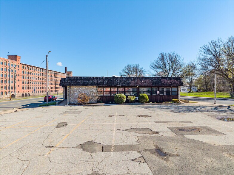 Primary Photo Of 15 Main St, Holyoke Medical For Lease