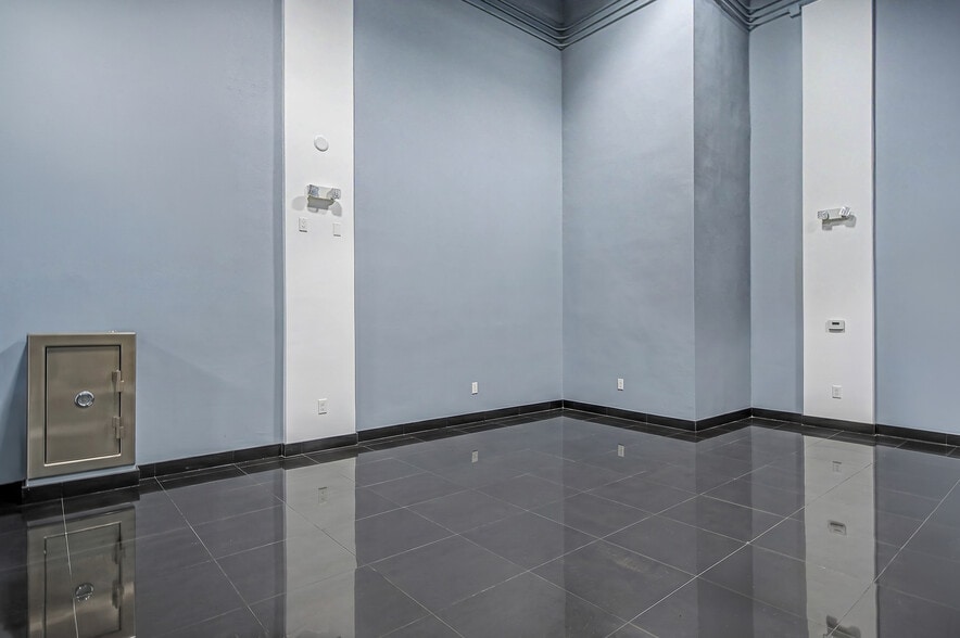 More Photos Of 6030 NW 102nd Ave, Doral Showroom For Sale