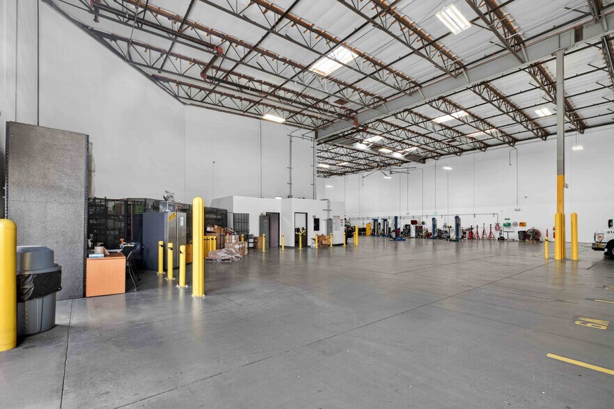 More Photos Of 9031 N Lurline Ave, Chatsworth Distribution For Lease