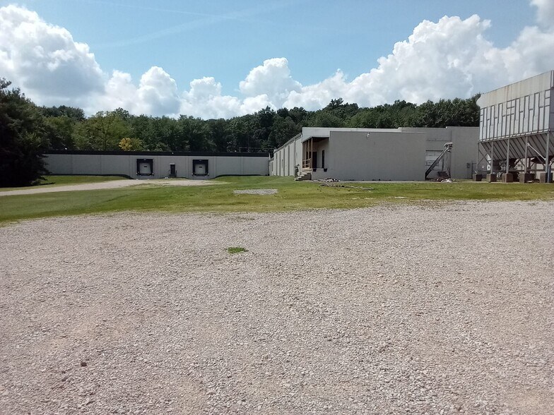 More Photos Of 213 W 1st St, Huntingburg Warehouse For Lease