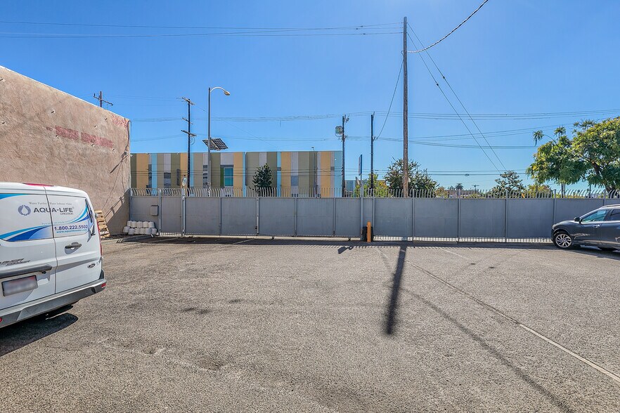 More Photos Of 1824 Magnolia Ave, Los Angeles Distribution For Lease