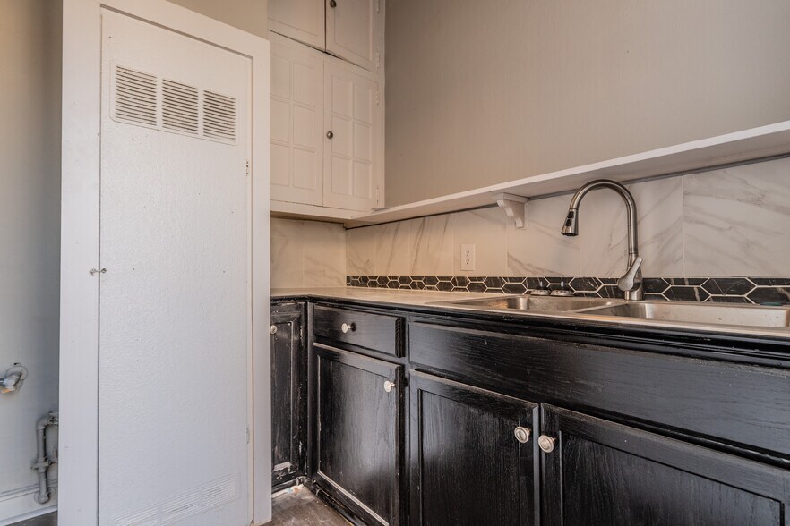 More Photos Of 403 W Hollywood Ave, San Antonio Apartments For Sale