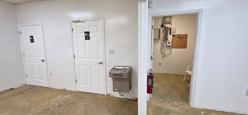 More Photos Of 7810 Kingspointe Pky, Orlando Warehouse For Lease