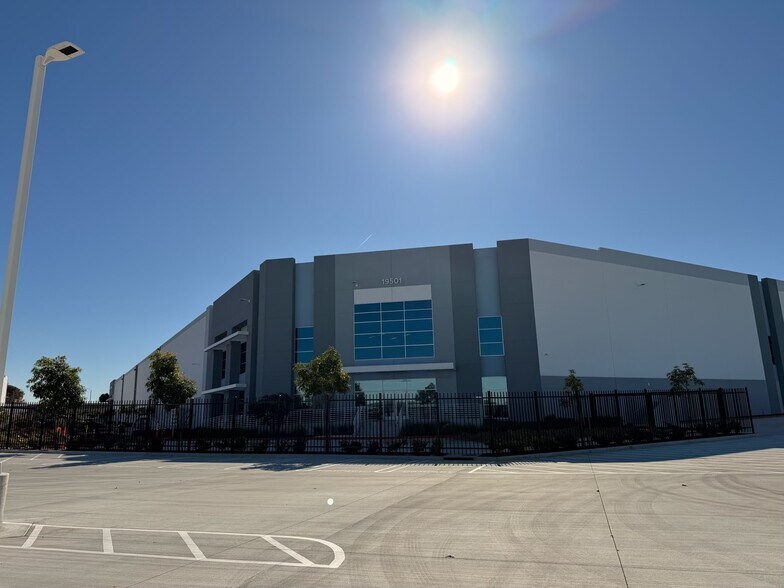 More Photos Of 19501 Prairie Ave, Torrance Distribution For Lease