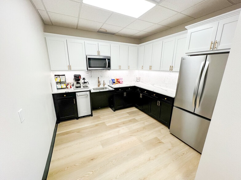 More Photos Of 808 W Indiana Ave, Midland Office For Sale