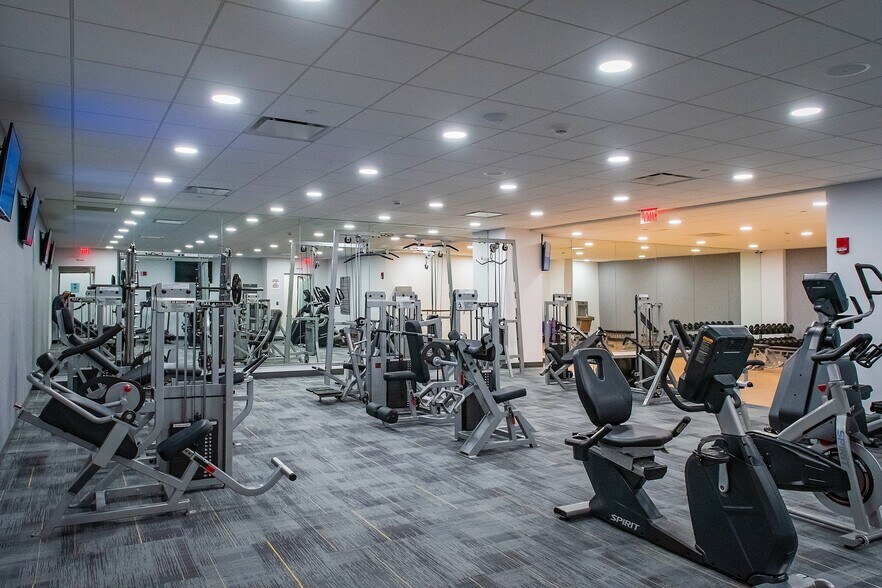 More Photos Of 100 Motor Pkwy, Hauppauge Office For Lease