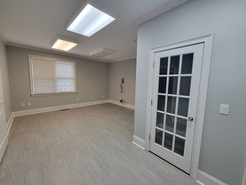 More Photos Of 182 Ben Burton Cir, Bogart Office For Sale