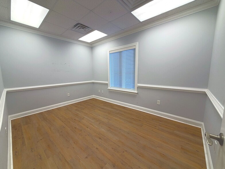 More Photos Of 413 W Montgomery Cross Rd, Savannah Office For Sale
