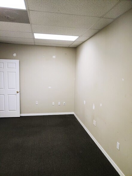 More Photos Of 8909 Regents Park Dr, Tampa Office Residential For Lease