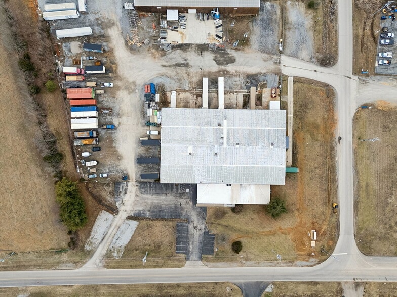 More Photos Of 411 Industrial Dr, White House Manufacturing For Lease