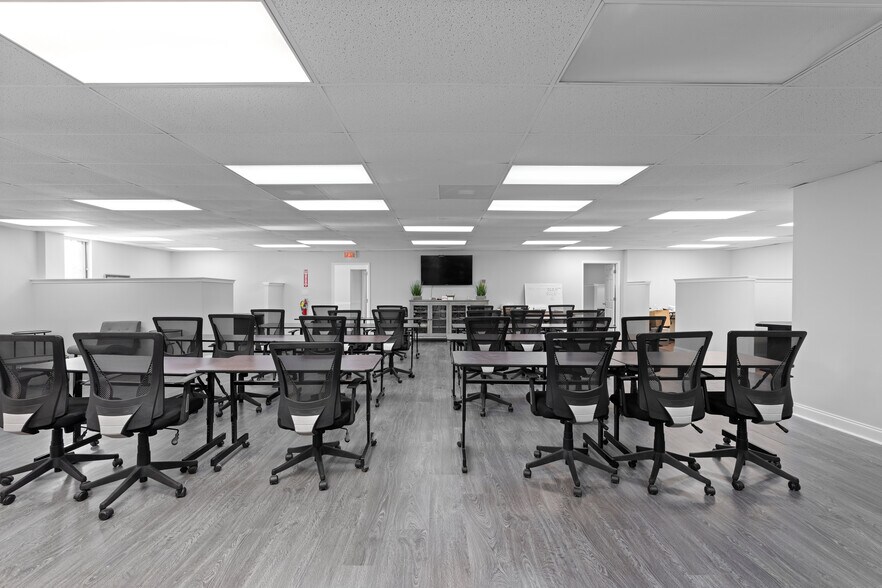 More Photos Of 125 Commerce Cir, Fayetteville Office For Sale