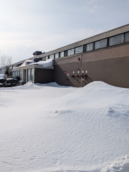 More Photos Of 4985 Rue Hickmore, Montréal Warehouse For Lease