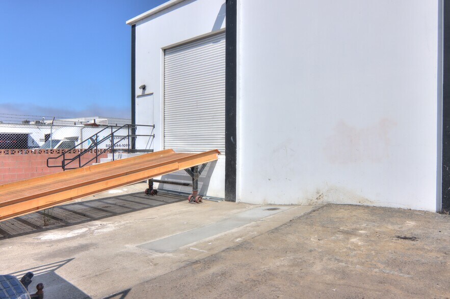 More Photos Of 3860 E Main St, Ventura Freestanding For Lease