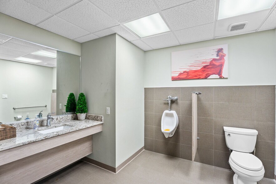 More Photos Of 6241 Arc Way, Fort Myers Office For Sale