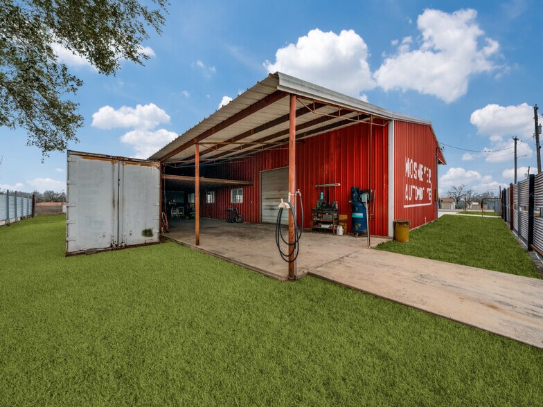 More Photos Of 601 S Storts St, Poth Industrial For Sale