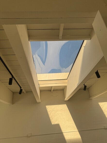 More Photos Of 124 N Catalina Ave, Redondo Beach General Retail For Sale