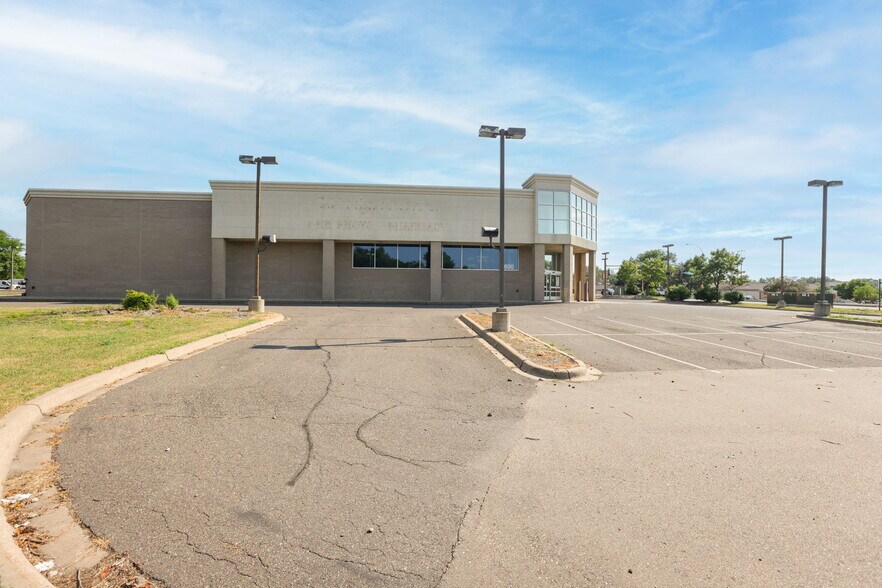 More Photos Of 600 County Road 10 NE, Blaine Drugstore For Lease