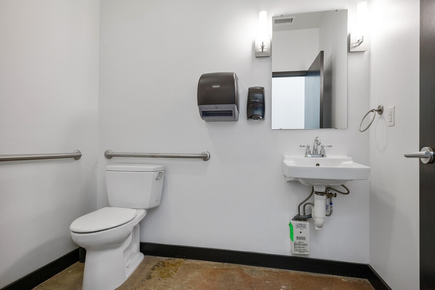 More Photos Of 1122 Rogers St, Louisville Police Fire Station For Sale