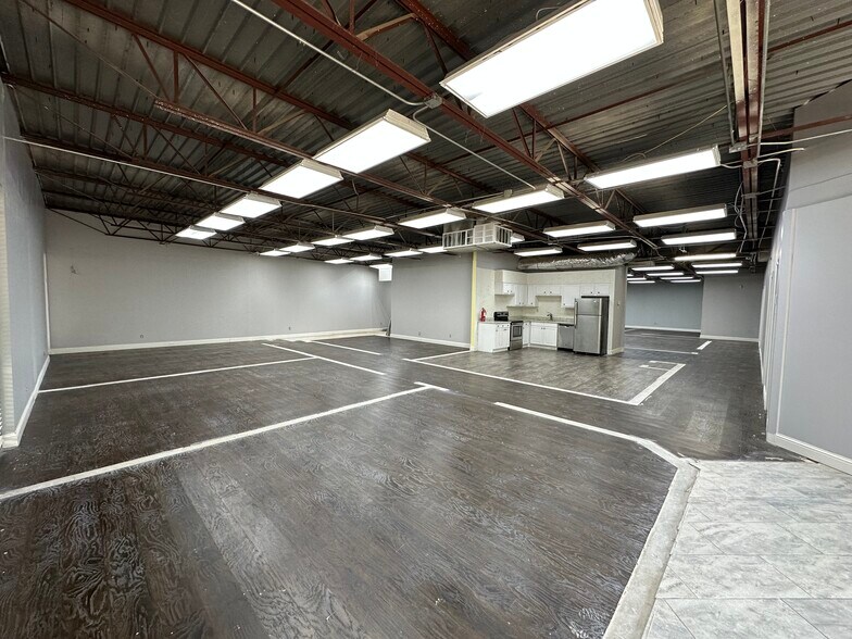 More Photos Of 11359 Kline Dr, Dallas Light Manufacturing For Lease