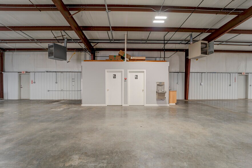 More Photos Of 2594 E Heritage Pkwy, Farmington Warehouse For Lease