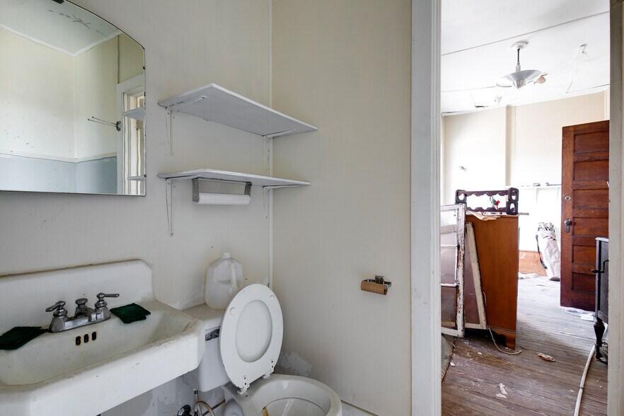 More Photos Of 2500 E Marshall St, Richmond Office For Sale