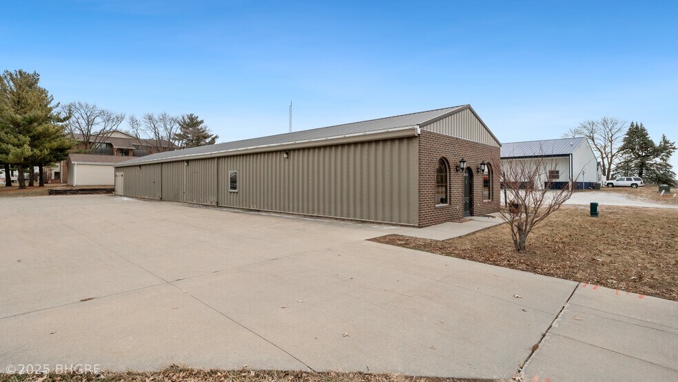 More Photos Of 202 S 9th St, Indianola Storefront For Sale