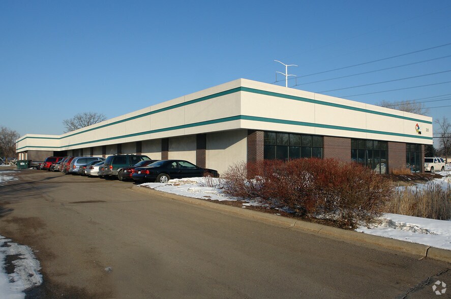 Primary Photo Of 2611 N Hamline Ave, Roseville Flex For Sale
