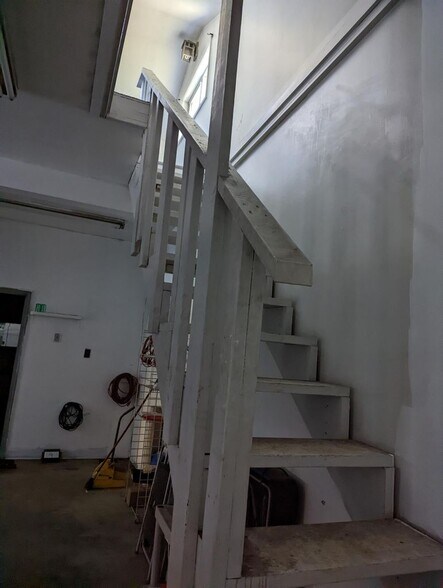 More Photos Of 211 Oakwood Ave, Troy Service For Lease