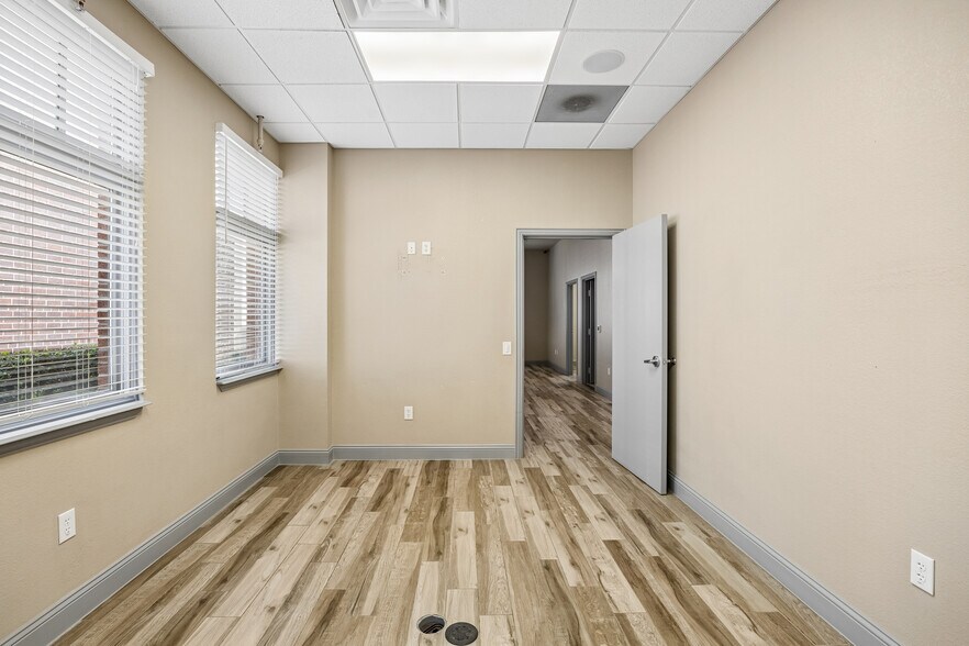 More Photos Of 118 Lynn Ave, Lewisville Office For Sale
