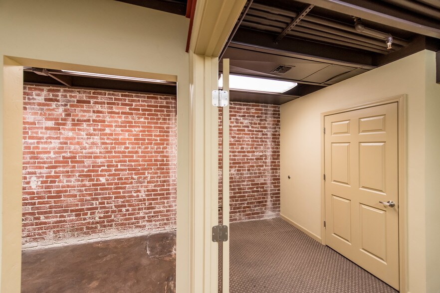 More Photos Of 907-911 Santa Fe Ave, Fresno Flex For Sale