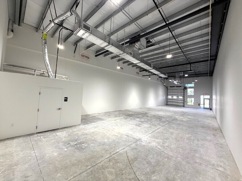 More Photos Of 5651 Shirley St, Naples Light Distribution For Lease