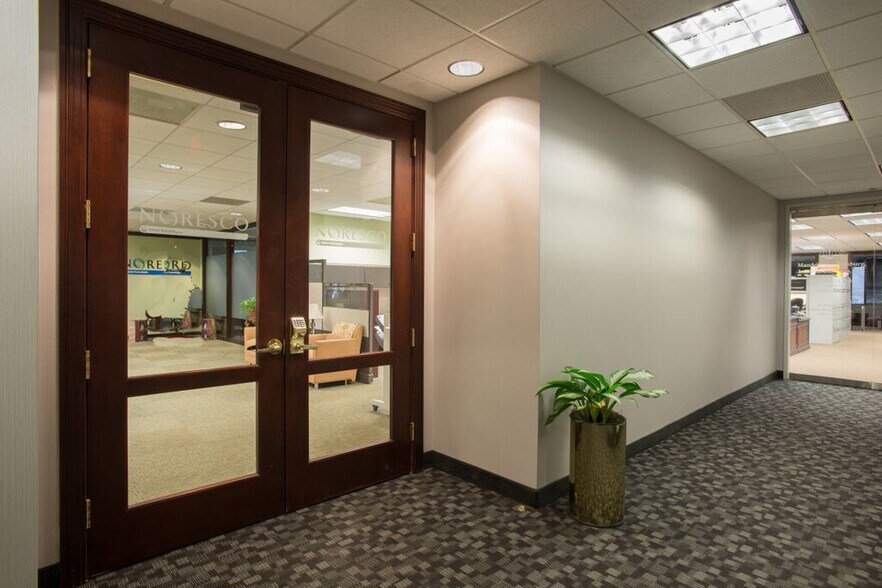 More Photos Of 510 Thornall St, Edison Office For Lease