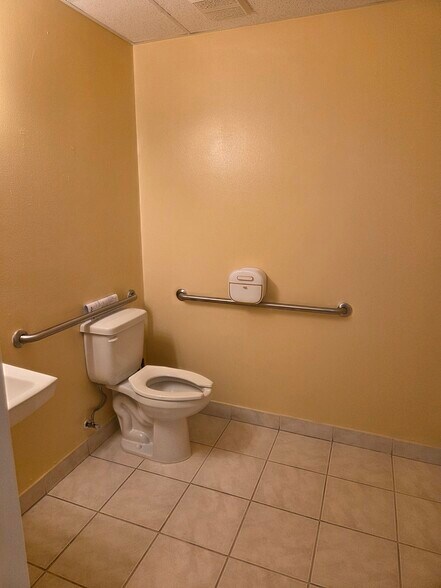 More Photos Of 7345 International Pl, Sarasota Light Manufacturing For Lease