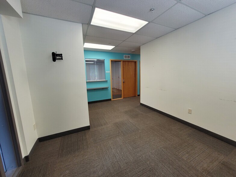 More Photos Of 10091 Dogwood St NW, Coon Rapids Office For Sale